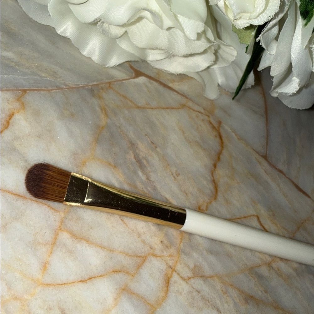 Flat Eyeshadow Brush White Handle Gold Ferrule Synthetic Bristles Lid Shader